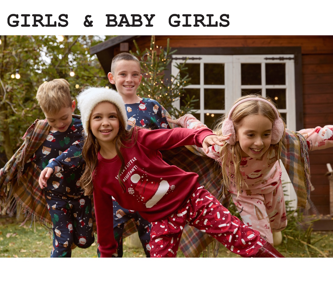 Dječaci i djevojčice stoje napolju u pidžamama