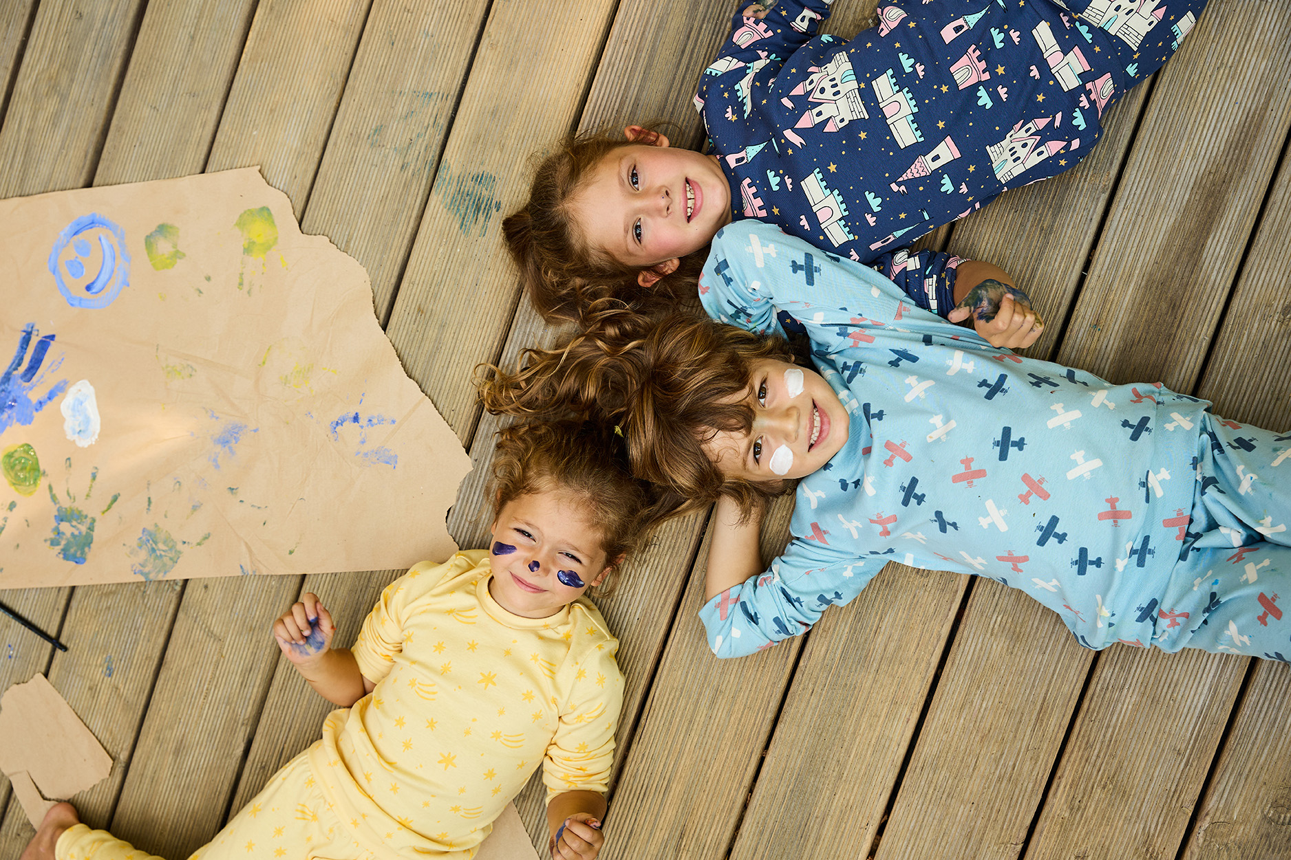 Dječak i dve djevojčice leze u šarenim pidžamama