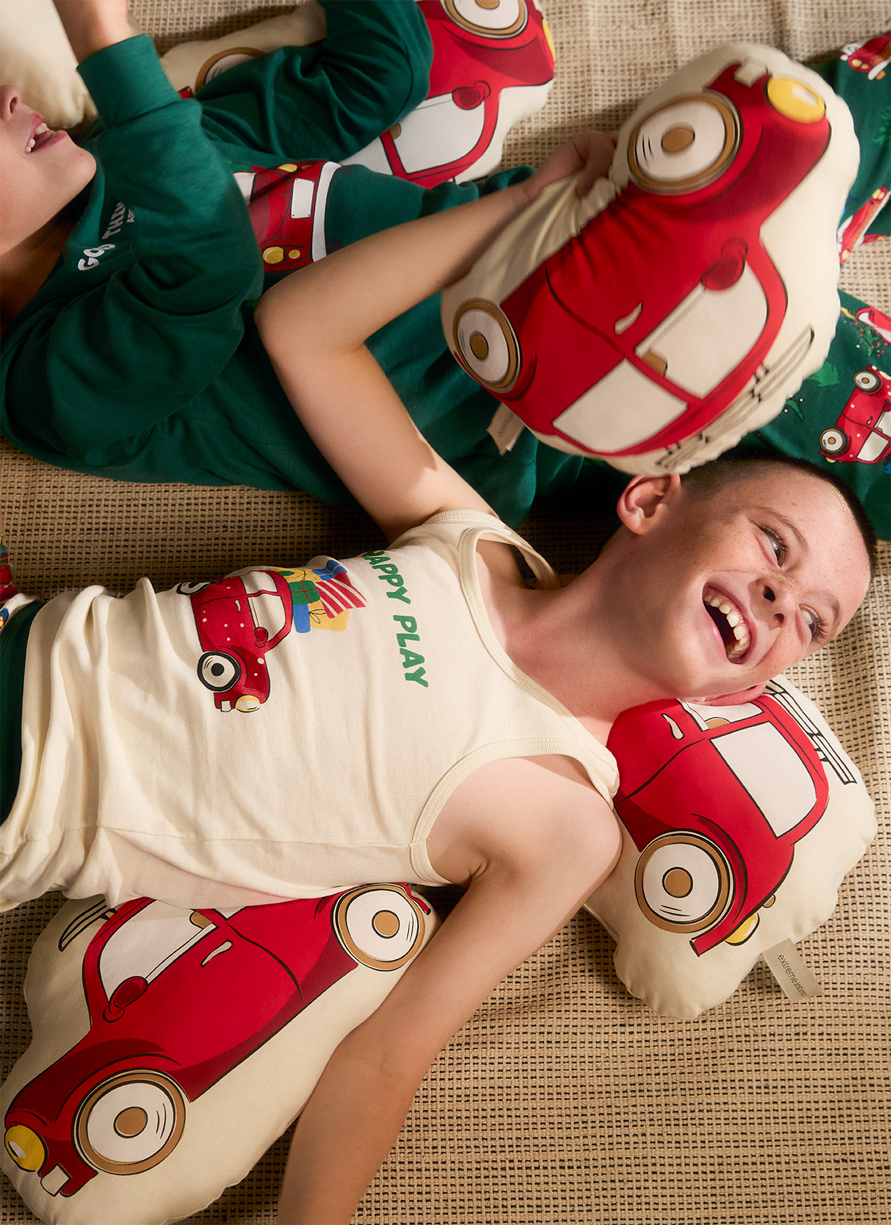 Dječak leži u majici sa novogodišnjim motivima