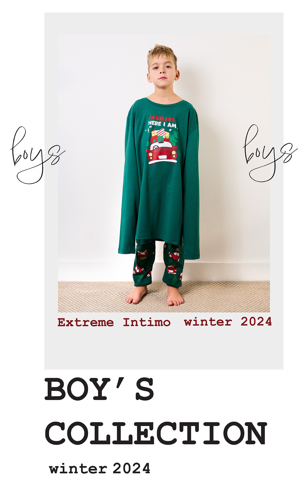 Dječak u zelenoj pidžami sa novogodišnjim motivima
