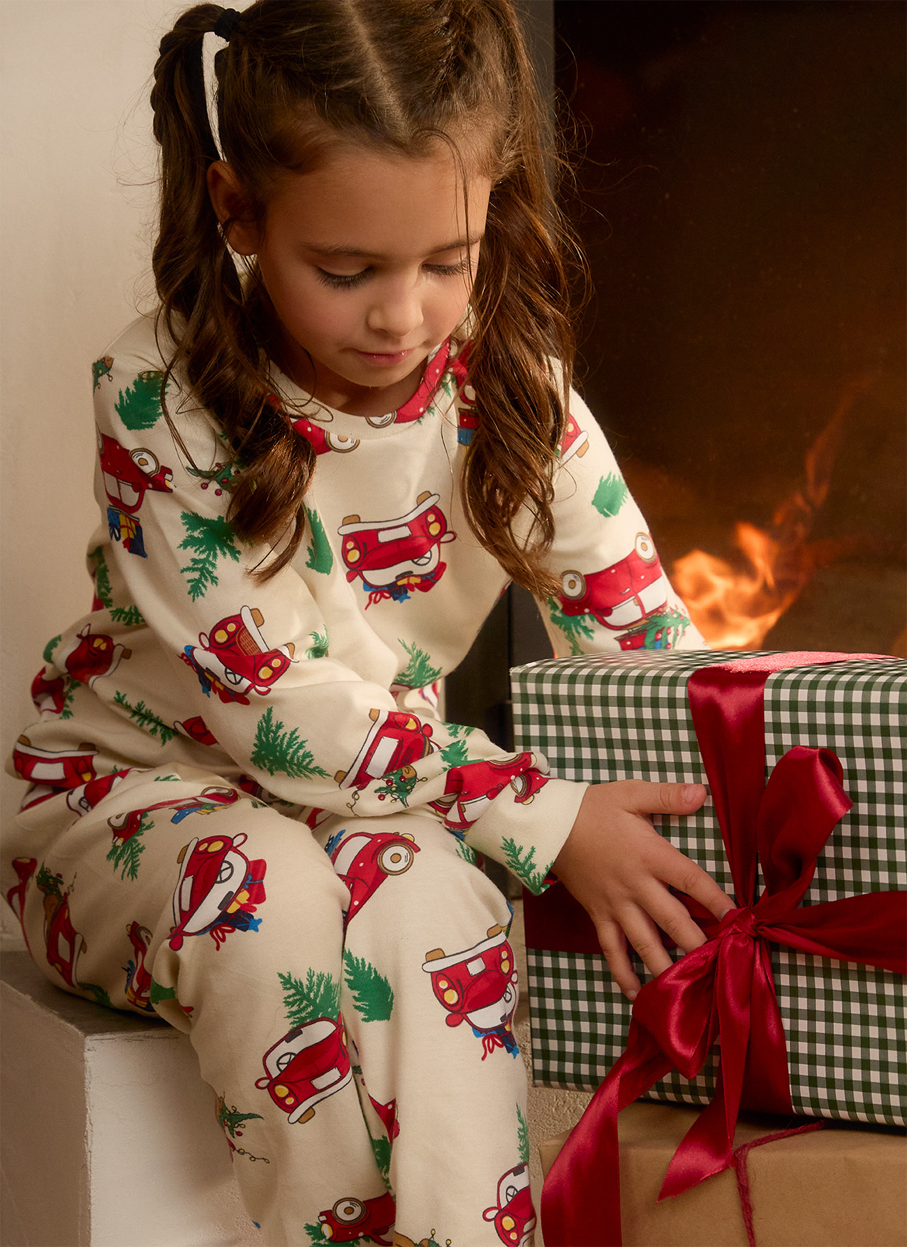 Djevojčica u novogodišnjoj pidžami