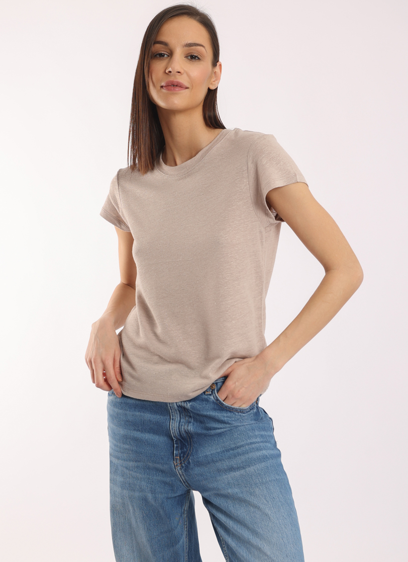 Žena stoji u braon majici na kratak rukav