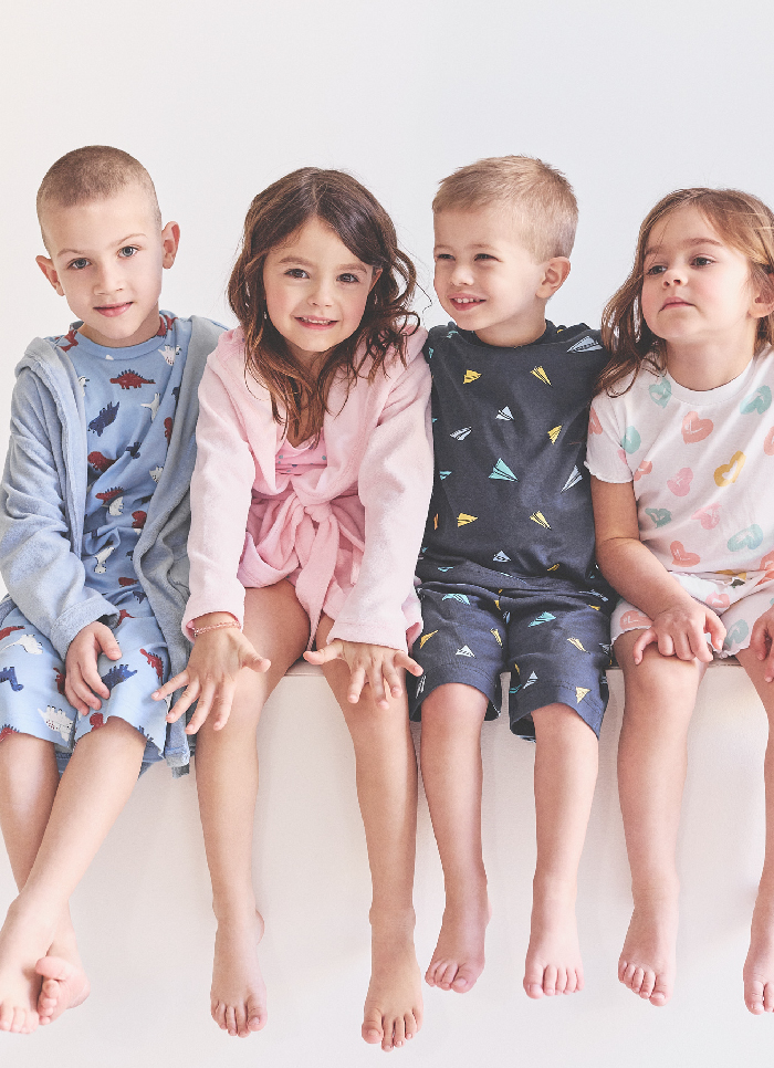 Djeca sede u pidžamama