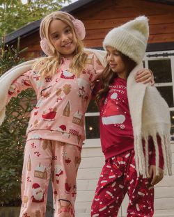 Djevojčice stoje u dvorištu i nose novogodišnje pidžame
