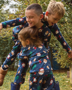 Dječaci se igraju u dvorištu u novogodišnjim pidžamama